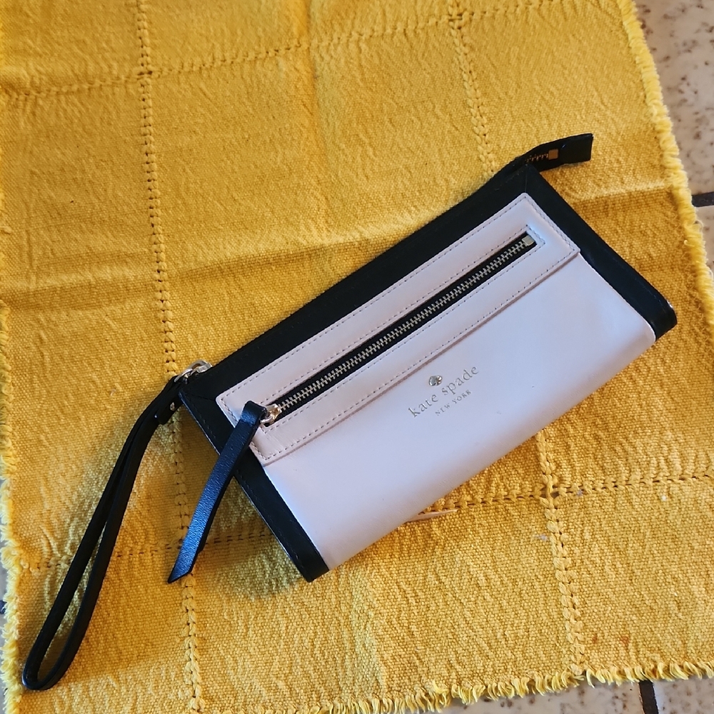 Kate Spade Black and Cream Wristlet